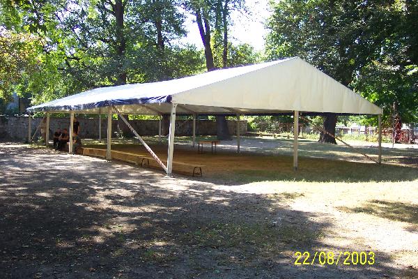 Bühne mit Zeltdach