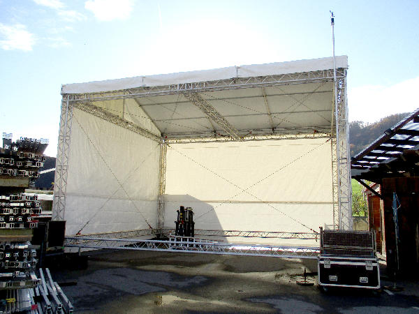 Bühne mit Zeltdach