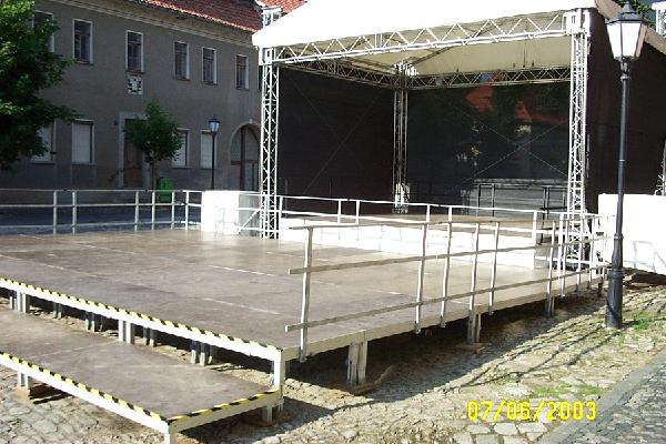 Bhne mit Zeltdach