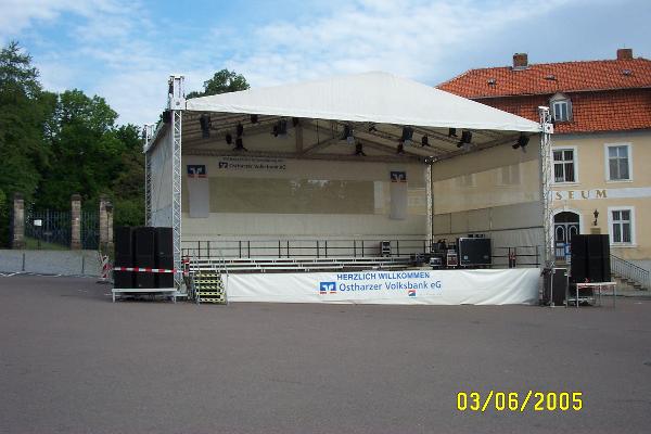 Bhne mit Zeltdach