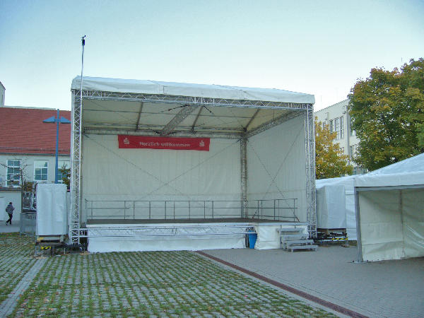 Bhne mit Zeltdach